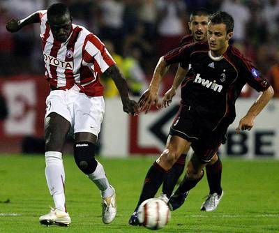 لاعب ميلان جيلاردينو (الى اليمين) في صرع على الكرة مع لاعب النجم الاحمر ابراهيما جاي