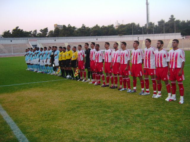 اصطفاف لاعبين الفريقين  اثناء السلام الملكي