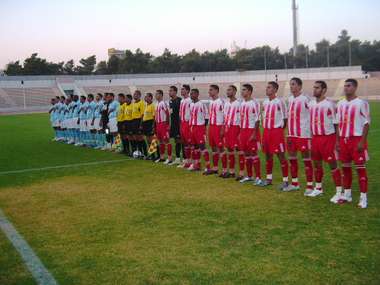 اصطفاف لاعبين الفريقين اثناء السلام الملكي