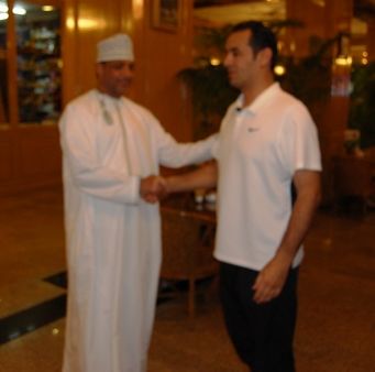 مدير المنتخب علي الشعيلان يتلقى التعازي من مدير المنخب العماني سعيد البلوشي