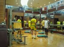 الخليج يتدرب في صالة الحديد في القاهرة