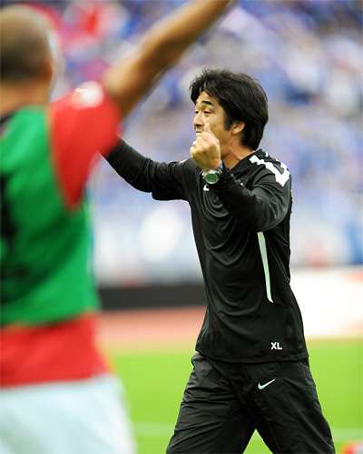 المدرب تاكافومي هوري يحتفل بعد فوز فريقه بالمباراة