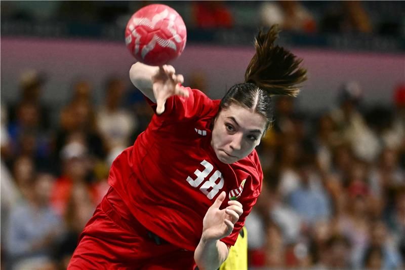 بيترا فاموس لاعبة المنتخب المجري