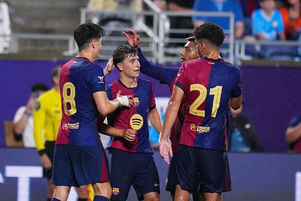 كاسادو مع لاعبي برشلونة