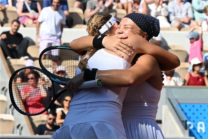 ميرا أندريفا وديانا شنايدر