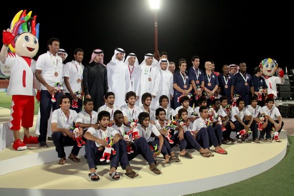 سعيد عبدالغفار يتوسط منتخب الإمارات لكرة القدم اثناء تتويجهم بالمركز الثالث