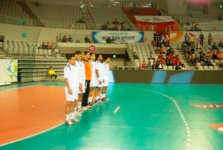 لاعبوا المنتخب السعودي في دقيقة حداد