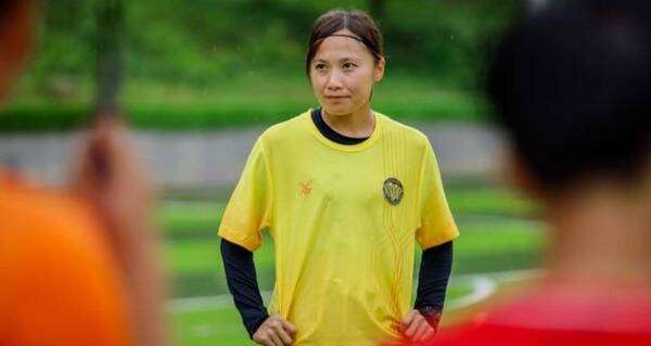 ساكي يوينو مع بطل لاوس