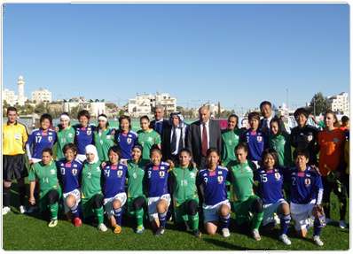 صورة تذكارية جمعت بين لاعبات اليابان وفلسطين
