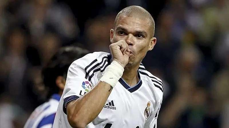 بيبي بقميص ريال مدريد