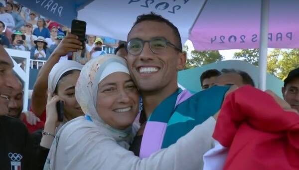 أحمد الجندي مع والدته