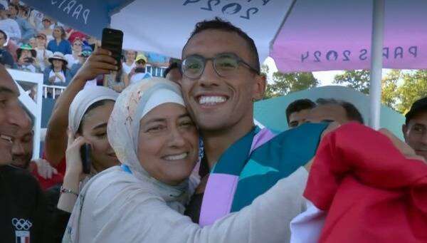 أحمد الجندي مع والدته