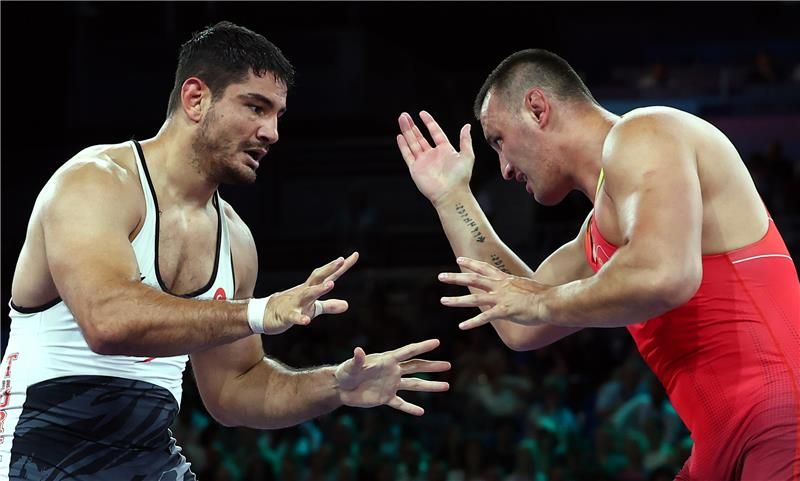 طه أكجول وآيال لازاريف