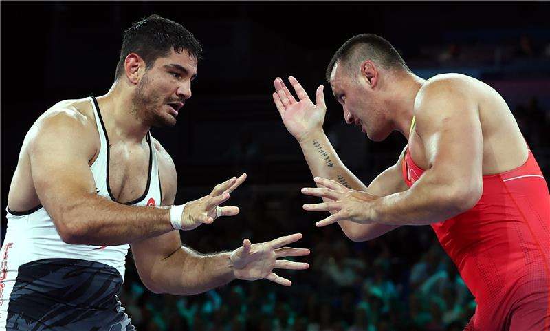 طه أكجول وآيال لازاريف