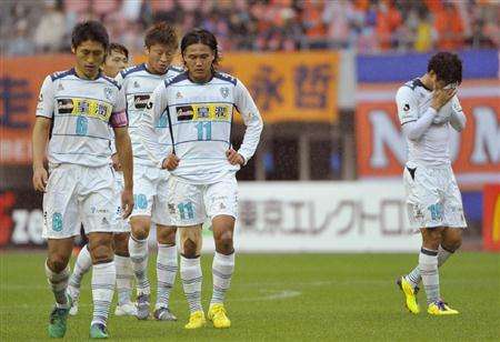 حزن لاعبي فريق افيسبا فوكوكا بعد ضمان هبوطهم للدرجة الثانية