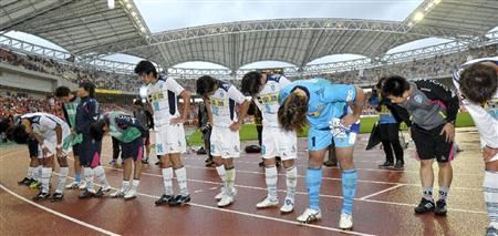 لاعبي فريق فوكوكا يقدمون اعتذارهم للجماهير بعد نهاية المباراة