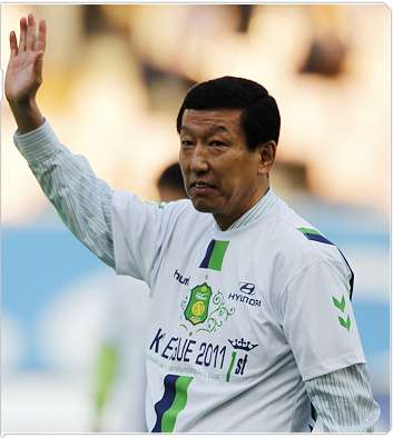 تشوي كانج هي يحتفل بعد ضمان فريقه صدارة الترتيب