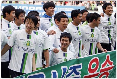 فرحة لاعبي جيونبوك بعد ضمان صدارتهم واللعب في المباراة النهائية بالدوري