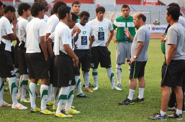  القروني يتحدث مع اللاعبين قبل انطلاق التدريبات 