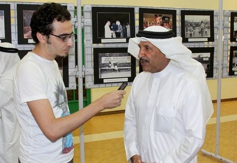 صالح بن عيسى في حواره مع محرر كووورة أحمد عزيز.. تصوير: زكي الشيخ
