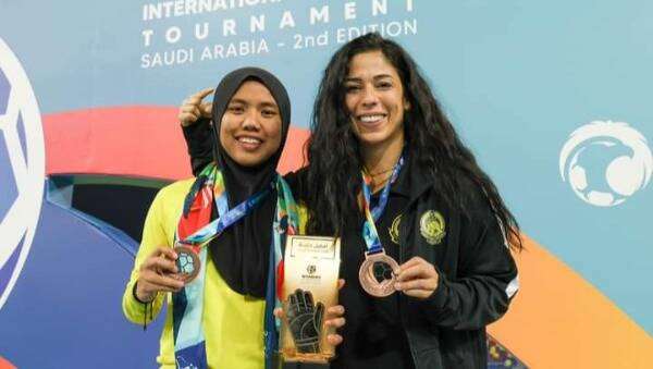 سولين الزعبي (يمين)