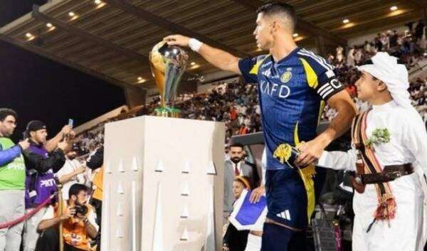 رونالدو يلمس الكأس