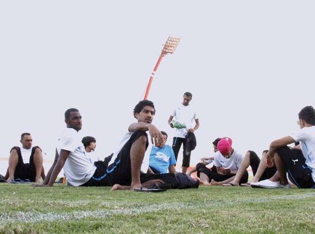 لاعبو الحد أثناء تواجدهم في ملعب المباراة أمس