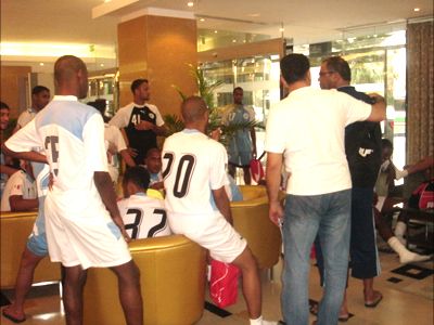 لاعبو الرفاع في بهو الفندق