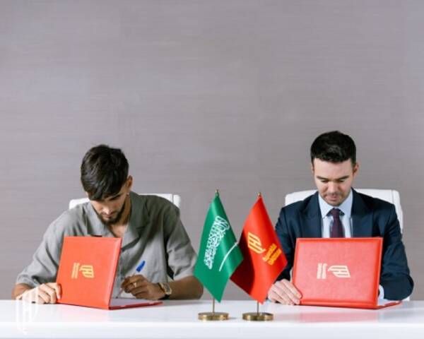 من توقيع العقد