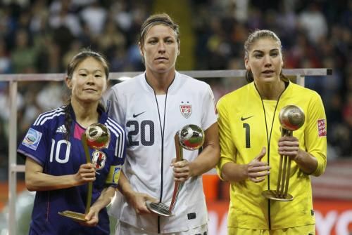 من اليسار اليابانية هوماري ساوا والأميركيتين أبي وامباك وهوب سولو