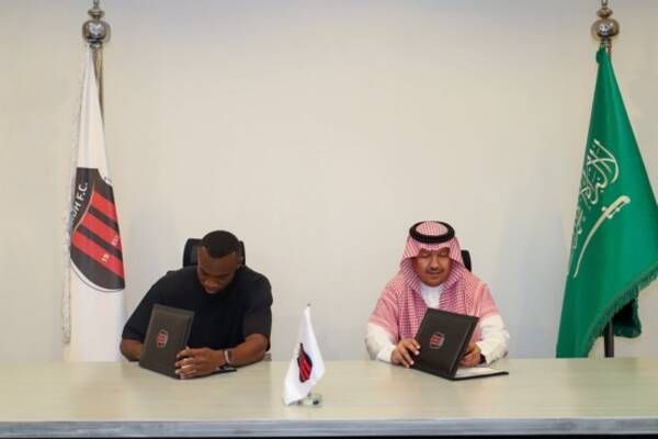 من توقيع العقود