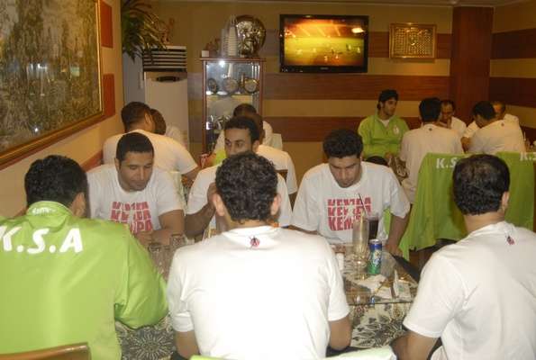 اللاعبون يتناولون العشاء خارج الفندق 