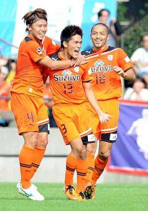 توشيوكي تاكاجي ( الوسط ) يحتفل بعد إحرازه الهدف الأول 