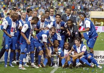 لاعبي بورتو يحملون كأس السوبر البرتغالي