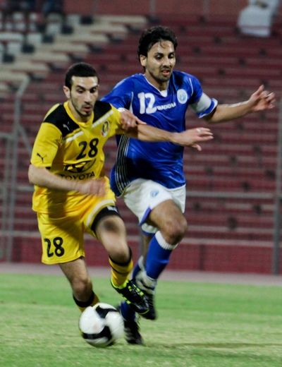 لاعب البسيتين يحاول قطع الكرة 