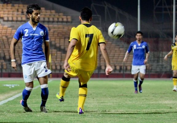 لاعب البسيتين راشد الحوطي يموه بالكرة 