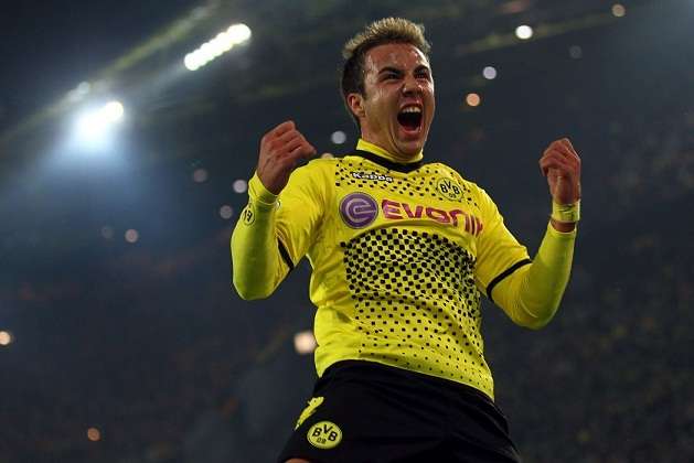 فرحه غوتزة بهدفه بالمباراة