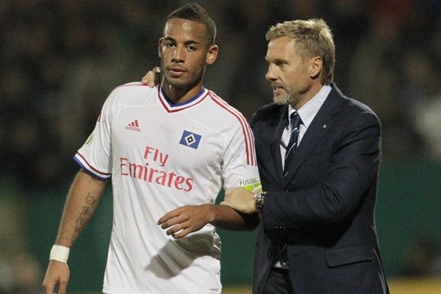 فينك مدرب هامبورغ و دينيس اوغو لاعب الفريق