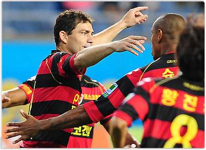 فرحة لاعبي بوهانج بعد خطفهم نقطة التعادل