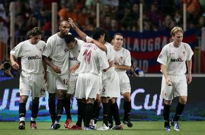 فرحة لاعبي اشبيلية باحد الاهداف 