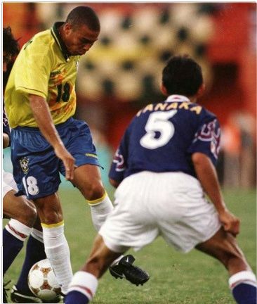 ماكوتو تاناكا ( قميص رقم 5 ) أمام رونالدو في مباراة المعجزة