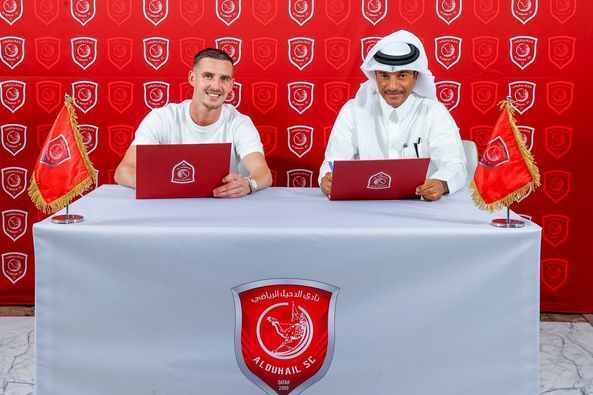 من جلسة توقيع العقود