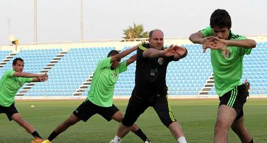 أبو هنطش خلال اشرافه على تدريب منتخب الشباب في قطر