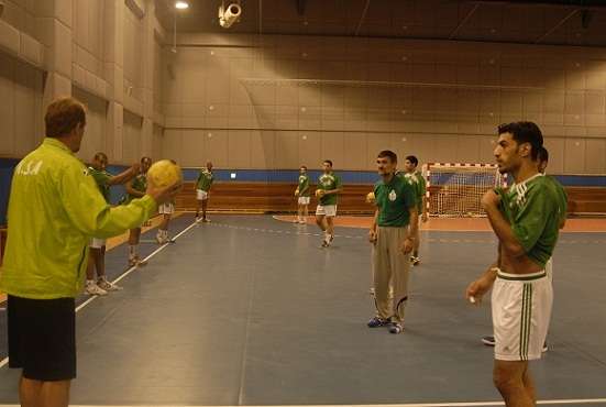 حسين المحسن علي اليمين