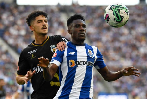 محمد البشير بلومي "يسار"