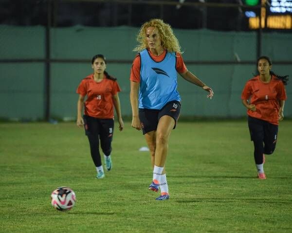 الفرنسية خيرة حمراوي مع الشباب