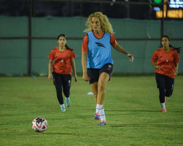 الفرنسية خيرة حمراوي مع الشباب