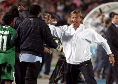 الفرنسي هيرفي رينارد " يمين "