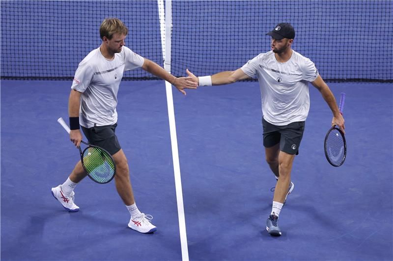 كيفن كرافيتس وتيم بوتز