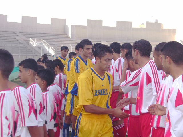 تصافح لاعبين الفريقين